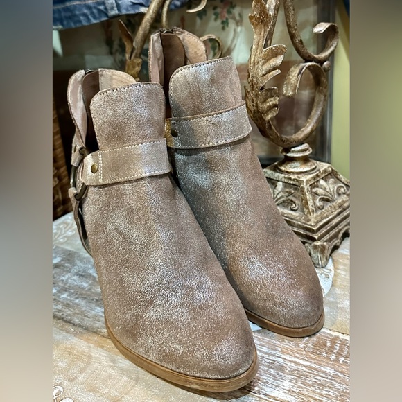 EUC Seychelles Moto Inspired Metallic Suede Ankle Bootie. Size 8 - Picture 3 of 11